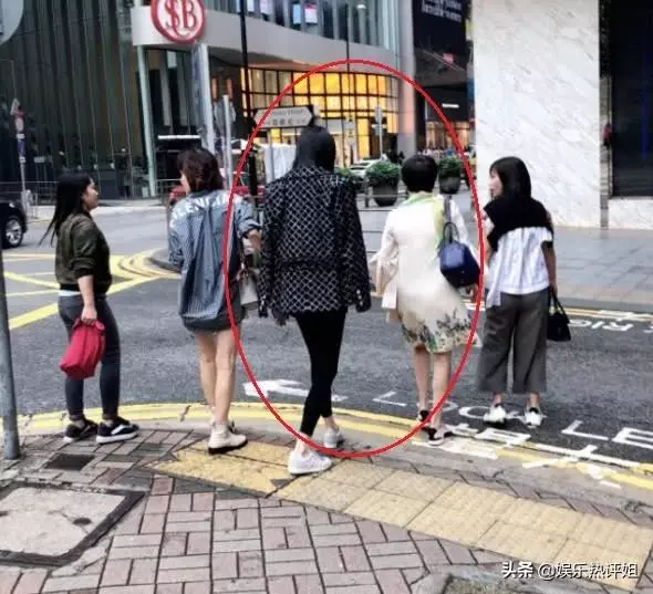 奚夢瑤陪四太逛街,何超蓮陪友人看演唱會,豪門裡的女人接地氣~~~