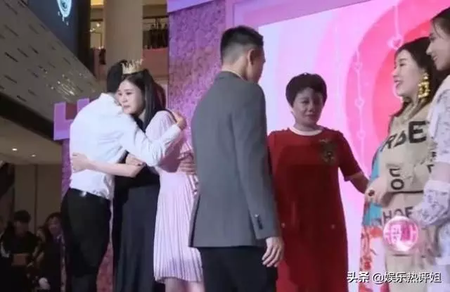 奚夢瑤陪四太逛街,何超蓮陪友人看演唱會,豪門裡的女人接地氣~~~