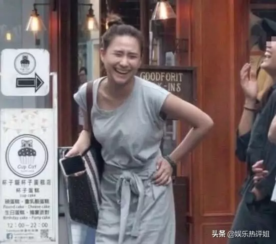 奚夢瑤陪四太逛街,何超蓮陪友人看演唱會,豪門裡的女人接地氣~~~