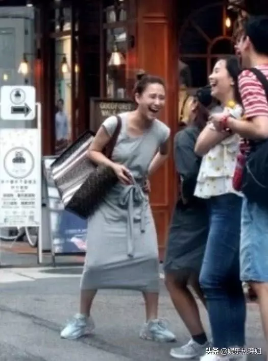 奚夢瑤陪四太逛街,何超蓮陪友人看演唱會,豪門裡的女人接地氣~~~