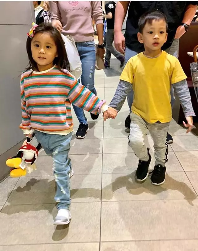 咘咘遇徐若瑄兒子冷落波妞,被小帥哥親吻惹修杰楷吃醋!