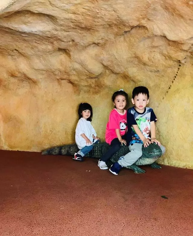 咘咘遇徐若瑄兒子冷落波妞,被小帥哥親吻惹修杰楷吃醋!