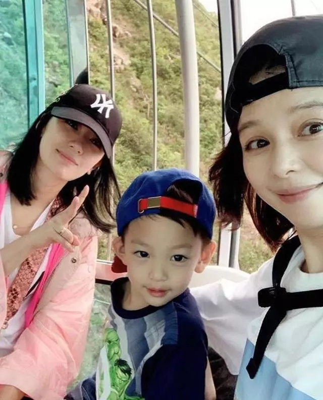 咘咘遇徐若瑄兒子冷落波妞,被小帥哥親吻惹修杰楷吃醋!