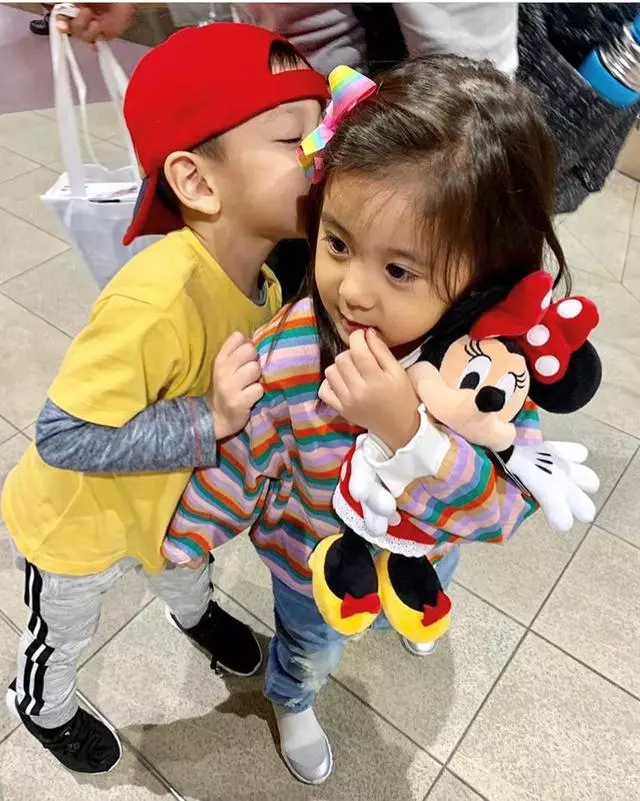 咘咘遇徐若瑄兒子冷落波妞,被小帥哥親吻惹修杰楷吃醋!