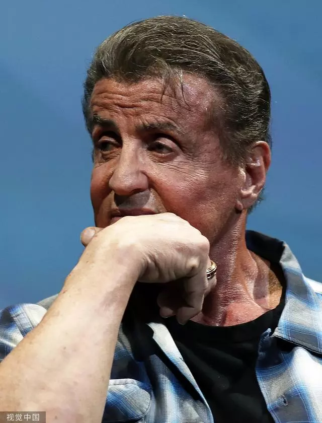 73歲史泰龍現身坎城與影迷互動,網友被他的臉嚇壞:五官全歪了!