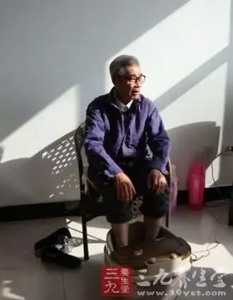 61歲大爺高溫泡腳,突發腦梗,醫生:這5大習慣,改掉一個也不至於此