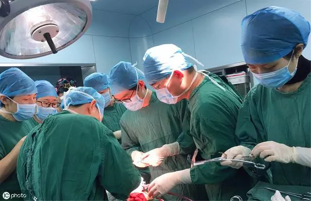 61歲大爺高溫泡腳,突發腦梗,醫生:這5大習慣,改掉一個也不至於此