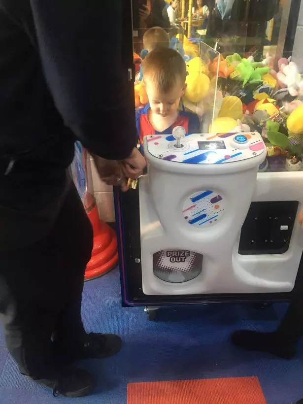 3歲兒太想要娃娃「自己進來夾」 媽回頭一看「兒子變景品」氣到笑噴