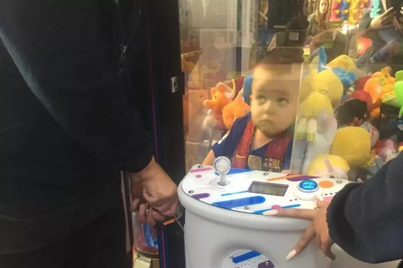 3歲兒太想要娃娃「自己進來夾」 媽回頭一看「兒子變景品」氣到笑噴