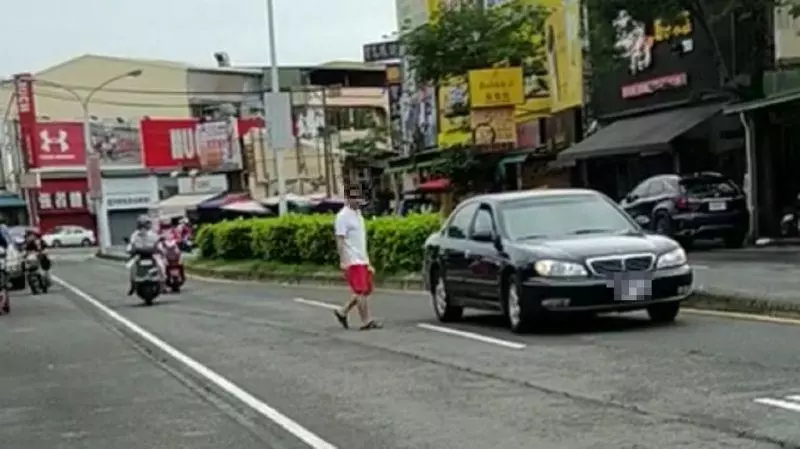 懶得路邊停!囂張駕駛停內線道 下車買東西