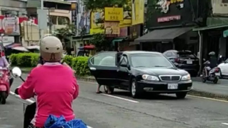 懶得路邊停!囂張駕駛停內線道 下車買東西