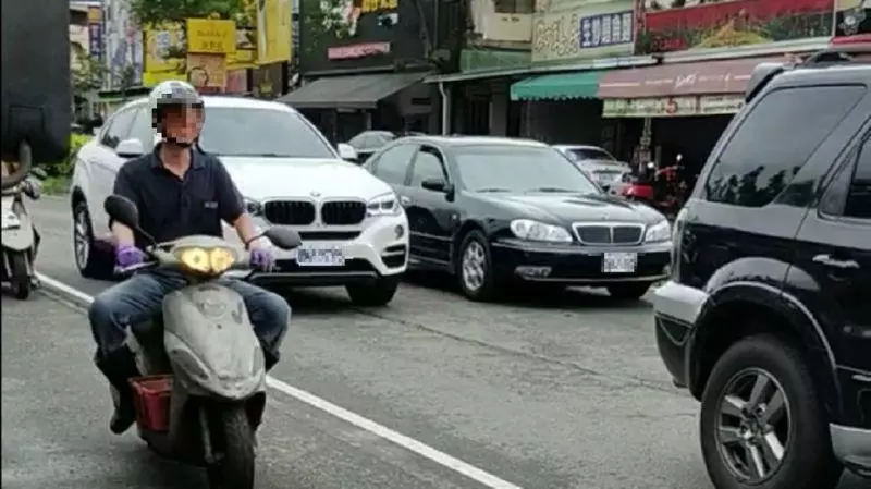 懶得路邊停!囂張駕駛停內線道 下車買東西