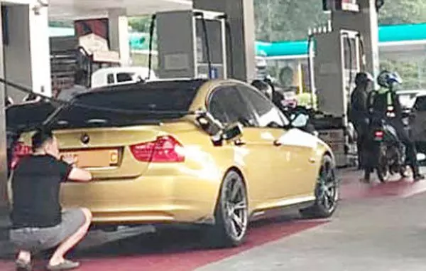 新山當眾換上假車牌 獅城寶馬1小時後爽超速