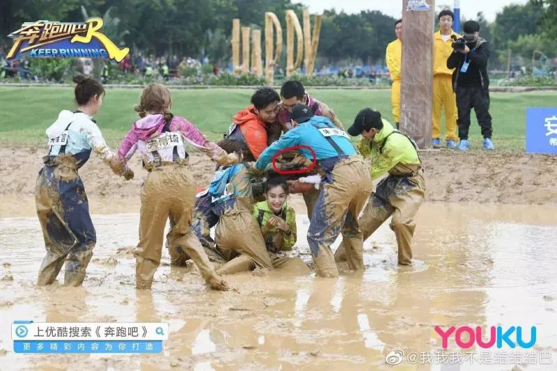 【泥漿戰露出重要部位?】玩到太激烈,成員竟然意外「露鳥」?! 網友:這絕對是18cm陣列的…