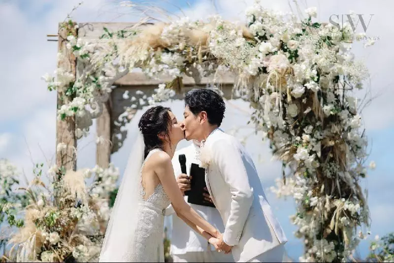 【婚禮高清照!】巴厘島低調舉辦婚禮!蕭正楠甜蜜告白:「若你不嫌棄,下輩子再約定!」