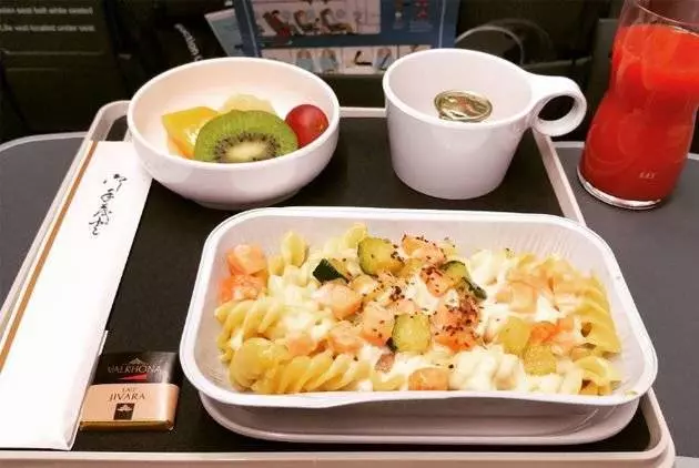 選擇飛機餐小技巧!有「這三樣」優先選擇別猶豫 原來是因為...網:長知識了