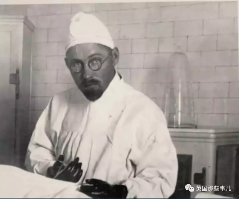 他把羊睪丸移植到人身上,卻不小心當上廣播大亨。江湖神棍當到這份上,也是千古留名了...