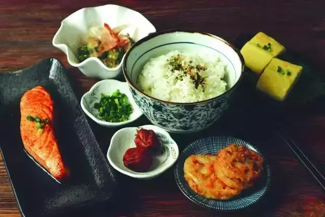 日本美食有多野?炒麵有18斤,叉燒能養活一家4口,香菜用盆裝!