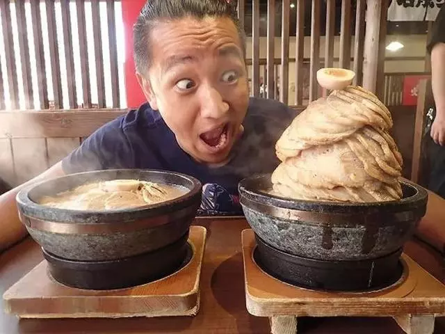 日本美食有多野?炒麵有18斤,叉燒能養活一家4口,香菜用盆裝!