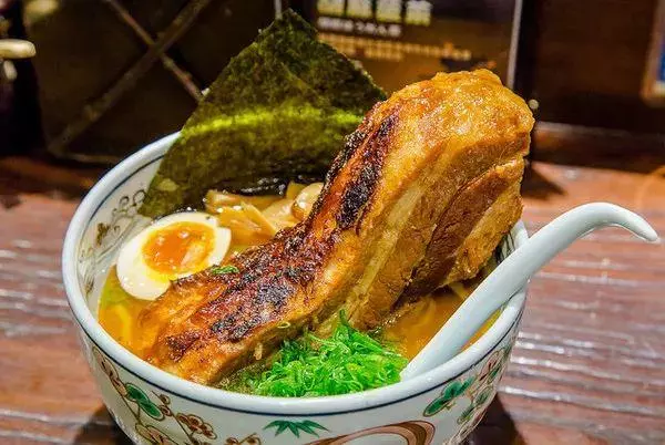 日本美食有多野?炒麵有18斤,叉燒能養活一家4口,香菜用盆裝!
