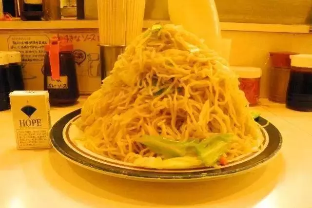 日本美食有多野?炒麵有18斤,叉燒能養活一家4口,香菜用盆裝!