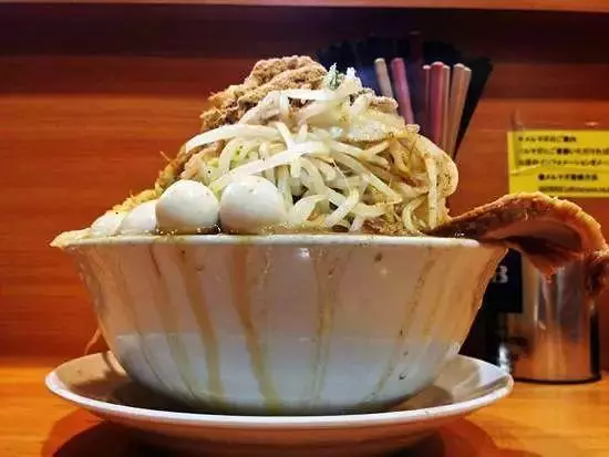 日本美食有多野?炒麵有18斤,叉燒能養活一家4口,香菜用盆裝!