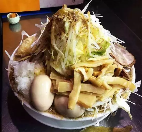 日本美食有多野?炒麵有18斤,叉燒能養活一家4口,香菜用盆裝!