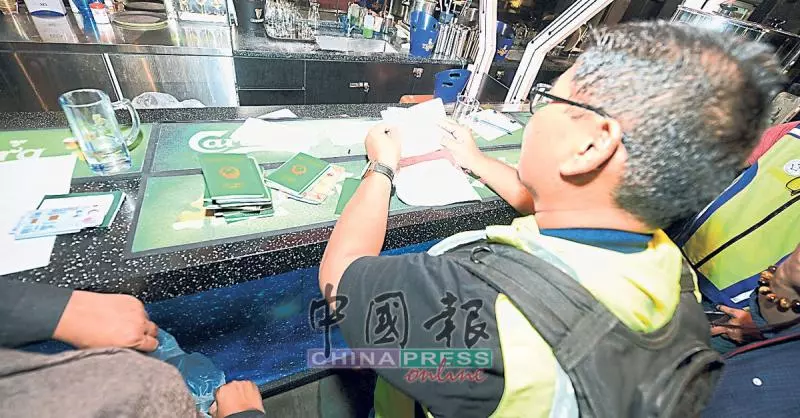 與本報女記者扮情侶 警偕媒體放蛇掃黃
