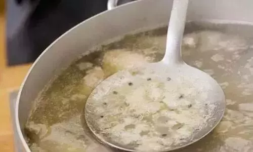 燉骨頭湯時出現泡沫,是肉的精華還是髒東西?很多人一直吃錯了
