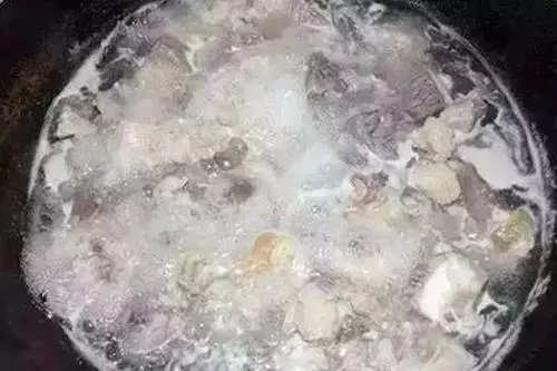 燉骨頭湯時出現泡沫,是肉的精華還是髒東西?很多人一直吃錯了