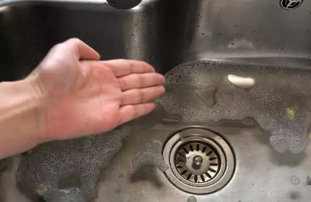 洗碗池用久了堵塞?不用花錢請人通,用這一招,30秒就搞定