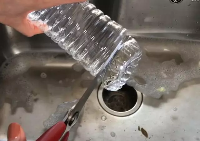 洗碗池用久了堵塞?不用花錢請人通,用這一招,30秒就搞定