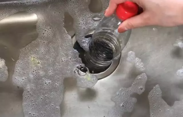 洗碗池用久了堵塞?不用花錢請人通,用這一招,30秒就搞定