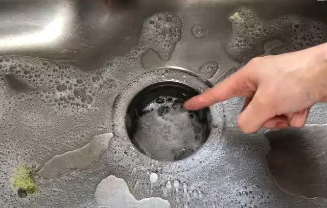 洗碗池用久了堵塞?不用花錢請人通,用這一招,30秒就搞定