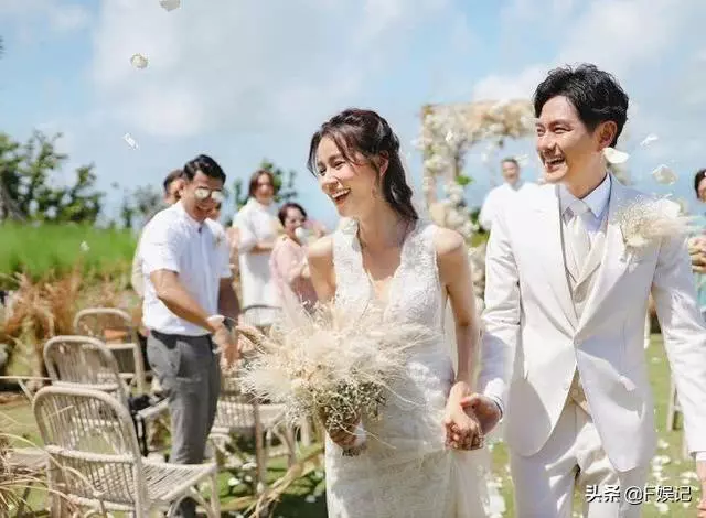 【甜蜜的背後~】黃翠如蕭正楠舉行婚禮後去度蜜月,BB在機場一臉不高興一個人離開,老公馬上哄回!