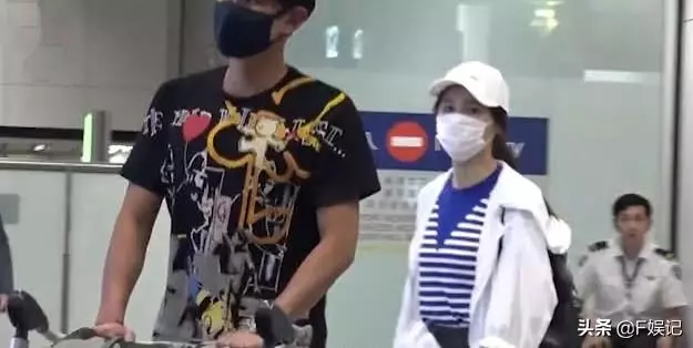 【甜蜜的背後~】黃翠如蕭正楠舉行婚禮後去度蜜月,BB在機場一臉不高興一個人離開,老公馬上哄回!
