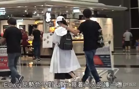 【甜蜜的背後~】黃翠如蕭正楠舉行婚禮後去度蜜月,BB在機場一臉不高興一個人離開,老公馬上哄回!