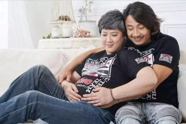 老牌男演員曬全家福,一旁老婆頭髮花白,如今一起拍寫真坦言還想生!