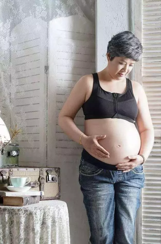 老牌男演員曬全家福,一旁老婆頭髮花白,如今一起拍寫真坦言還想生!