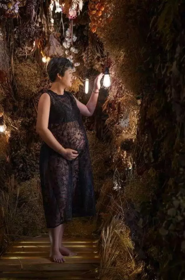 老牌男演員曬全家福,一旁老婆頭髮花白,如今一起拍寫真坦言還想生!
