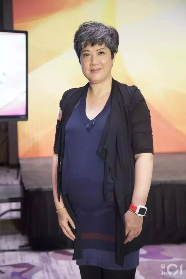 老牌男演員曬全家福,一旁老婆頭髮花白,如今一起拍寫真坦言還想生!
