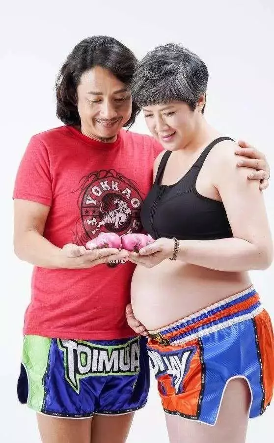 老牌男演員曬全家福,一旁老婆頭髮花白,如今一起拍寫真坦言還想生!