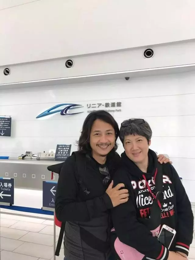老牌男演員曬全家福,一旁老婆頭髮花白,如今一起拍寫真坦言還想生!