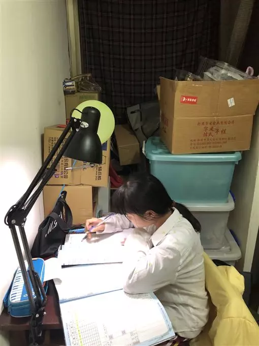 少女唯一的願望「好好吃一頓飯」!面對「父母離異、5坪大的家」 她知足笑著:能跟媽媽在一起