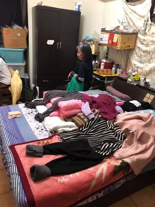 少女唯一的願望「好好吃一頓飯」!面對「父母離異、5坪大的家」 她知足笑著:能跟媽媽在一起
