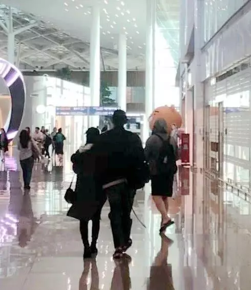 Rain陪懷二胎的太太金泰希旅遊,兩夫妻太甜蜜連走路也抱在一起!