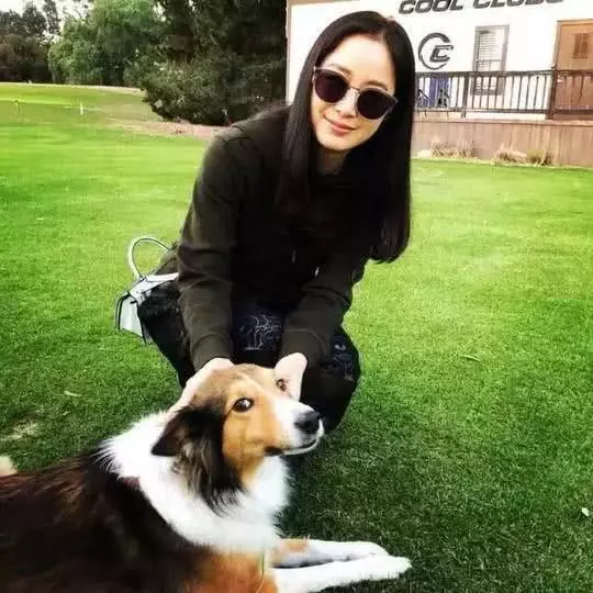 Rain陪懷二胎的太太金泰希旅遊,兩夫妻太甜蜜連走路也抱在一起!