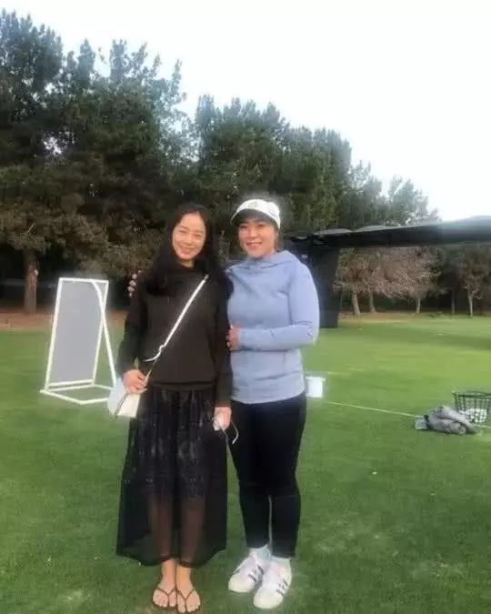 Rain陪懷二胎的太太金泰希旅遊,兩夫妻太甜蜜連走路也抱在一起!