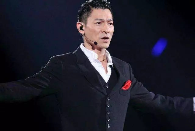 劉德華女兒參加運動會,獲三名保鏢「護駕」,聲勢浩大引人矚目