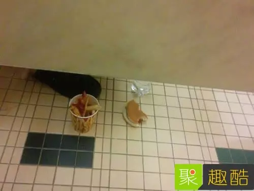 22張會讓你超後悔看到的「WTF照片」!#8 吃這個熱狗會得愛滋…